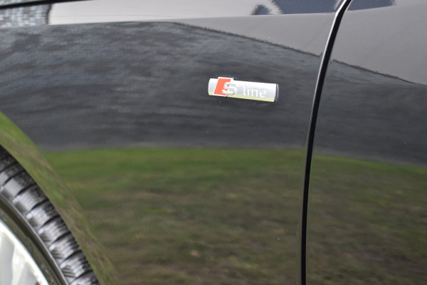 Audi A4 Limousine 35 TFSI S-line 2.0 Mild Hybrid S-line black edition Automaat Leder interieur