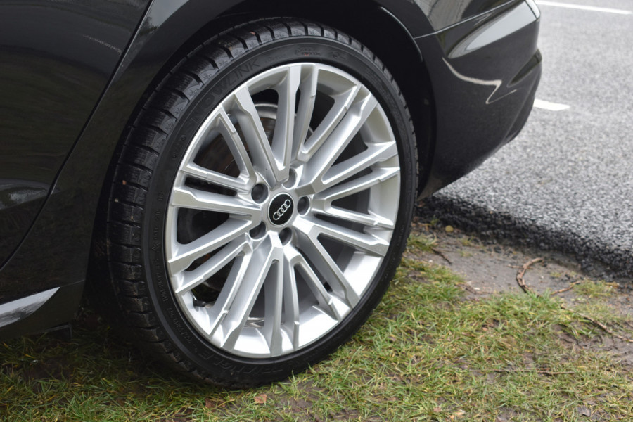 Audi A4 Limousine 35 TFSI S-line 2.0 Mild Hybrid S-line black edition Automaat Leder interieur
