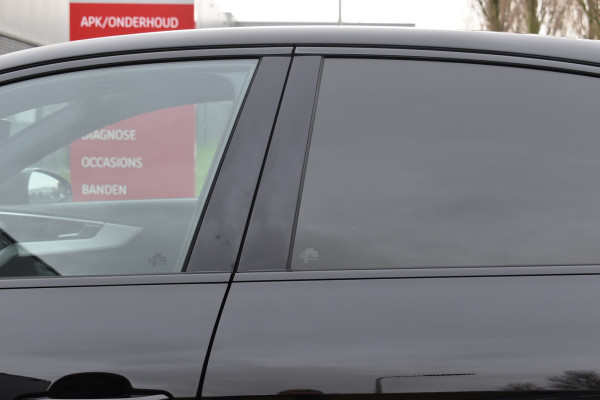 Audi A4 Limousine 35 TFSI S-line 2.0 Mild Hybrid S-line black edition Automaat Leder interieur