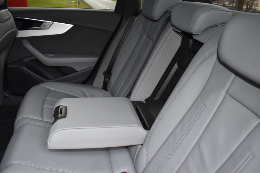 Audi A4 Limousine 35 TFSI S-line 2.0 Mild Hybrid S-line black edition Automaat Leder interieur