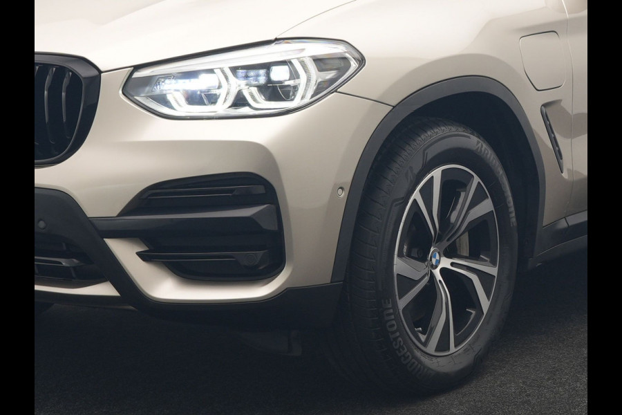 BMW X3 xDrive30e High Executive Plug In Hybrid 293pk PHEV | Panodak | Head Up | Camera | Lederen Sportstoelen & Stuur Verwarmd | Sfeerverlichting | Adaptive LED | Hifi Audio | Blis | Keyless | Navigatie | DAB |