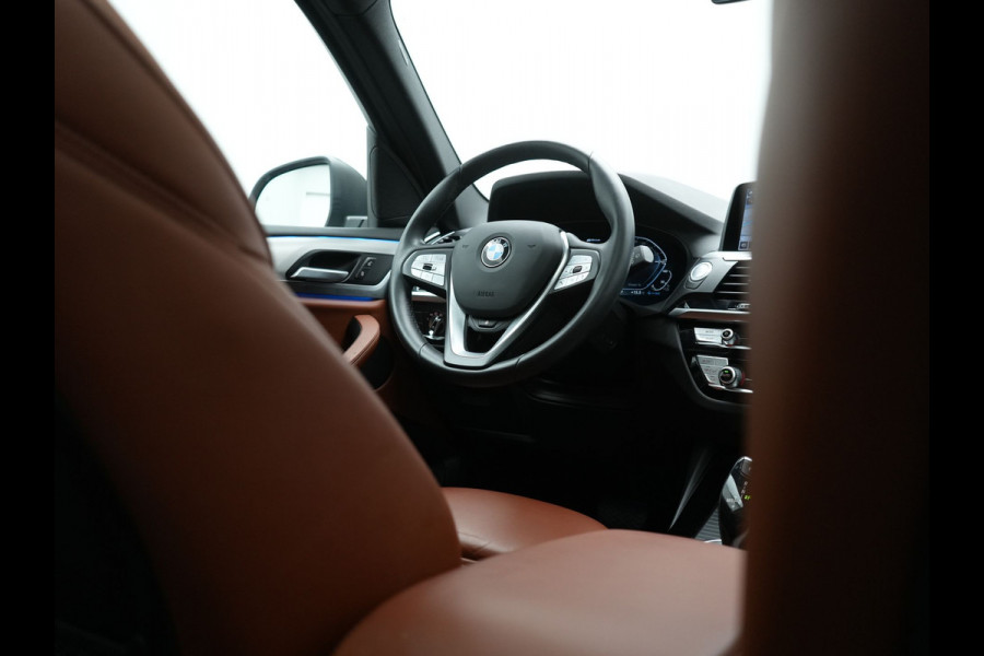 BMW X3 xDrive30e High Executive Plug In Hybrid 293pk PHEV | Panodak | Head Up | Camera | Lederen Sportstoelen & Stuur Verwarmd | Sfeerverlichting | Adaptive LED | Hifi Audio | Blis | Keyless | Navigatie | DAB |