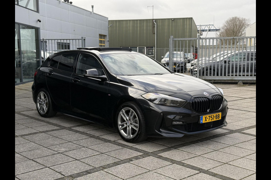BMW 1-serie 118i Aut. M-Sport Edition | Panorama | Camera | Sport Stoelen | Sfeer Verlichting | Apple Carplay |