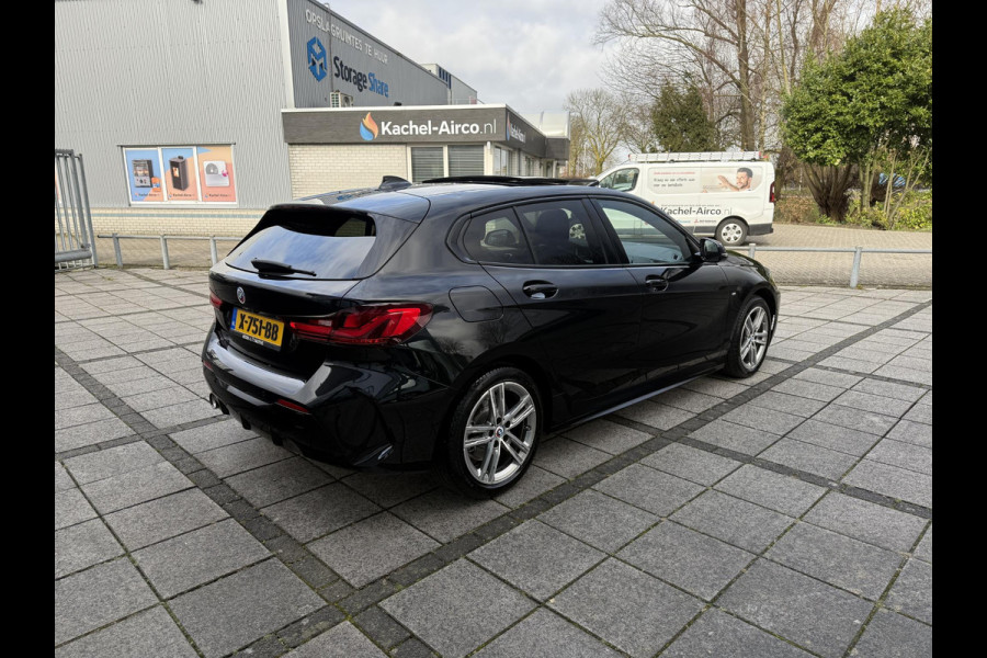 BMW 1-serie 118i Aut. M-Sport Edition | Panorama | Camera | Sport Stoelen | Sfeer Verlichting | Apple Carplay |