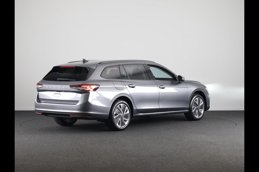 Škoda Superb Combi First Edition 1.5 MHEV 150 pk TSI e | Navigatie | Parkeercamera | Verwarmbare voorstoelen en achterbank | 18 inch Lichtmetalen velgen | Verlengde garantie