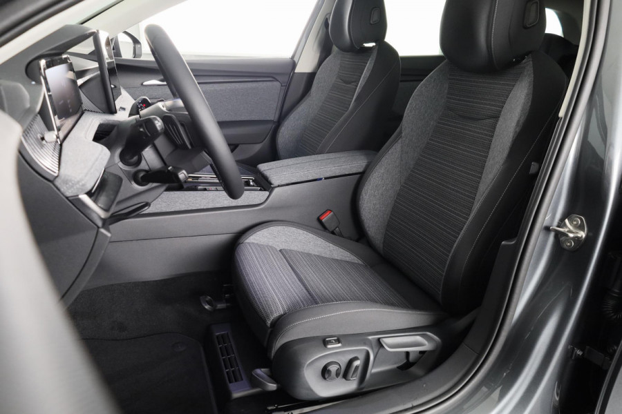 Škoda Superb Combi First Edition 1.5 MHEV 150 pk TSI e | Navigatie | Parkeercamera | Verwarmbare voorstoelen en achterbank | 18 inch Lichtmetalen velgen | Verlengde garantie