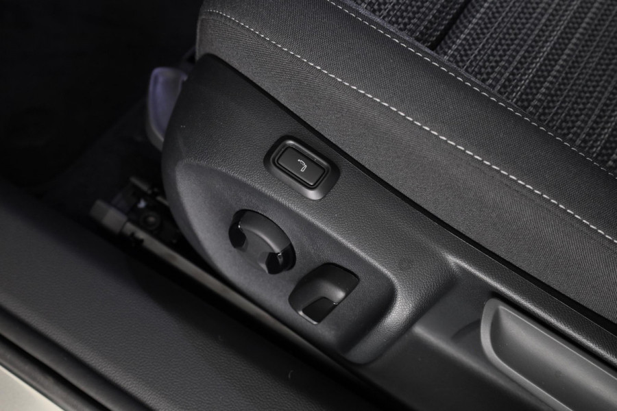 Škoda Superb Combi First Edition 1.5 MHEV 150 pk TSI e | Navigatie | Parkeercamera | Verwarmbare voorstoelen en achterbank | 18 inch Lichtmetalen velgen | Verlengde garantie