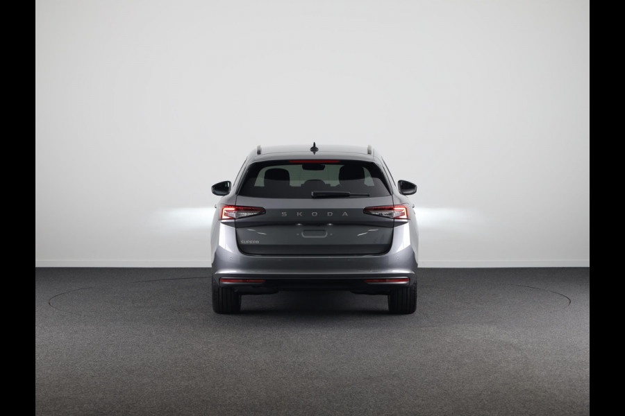 Škoda Superb Combi First Edition 1.5 MHEV 150 pk TSI e | Navigatie | Parkeercamera | Verwarmbare voorstoelen en achterbank | 18 inch Lichtmetalen velgen | Verlengde garantie