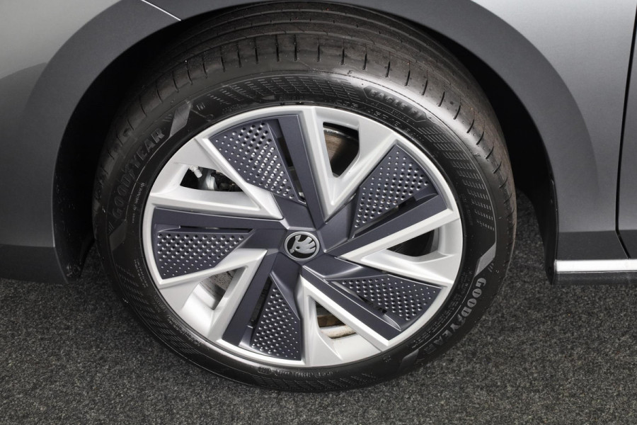 Škoda Superb Combi First Edition 1.5 MHEV 150 pk TSI e | Navigatie | Parkeercamera | Verwarmbare voorstoelen en achterbank | 18 inch Lichtmetalen velgen | Verlengde garantie