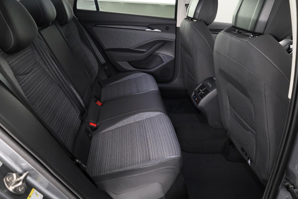 Škoda Superb Combi First Edition 1.5 MHEV 150 pk TSI e | Navigatie | Parkeercamera | Verwarmbare voorstoelen en achterbank | 18 inch Lichtmetalen velgen | Verlengde garantie