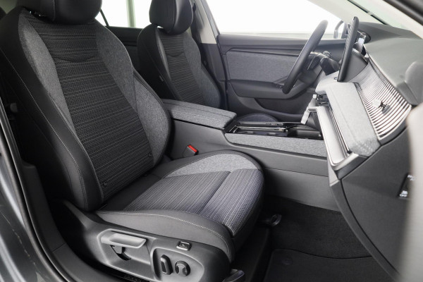 Škoda Superb Combi First Edition 1.5 MHEV 150 pk TSI e | Navigatie | Parkeercamera | Verwarmbare voorstoelen en achterbank | 18 inch Lichtmetalen velgen | Verlengde garantie