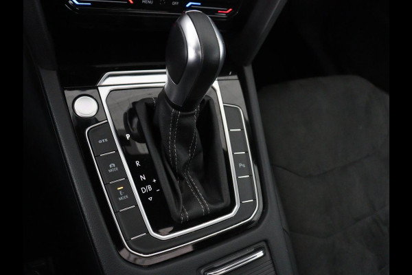 Volkswagen Arteon Shooting Brake 1.4 TSI eHybrid R-Line | Panoramadak | Stoelverwarming | LED Plus | Sfeerverlichting | Carplay | Trekhaak | Achterbankverwarming | Adaptive cruise | Navigatie | PHEV | Plug In