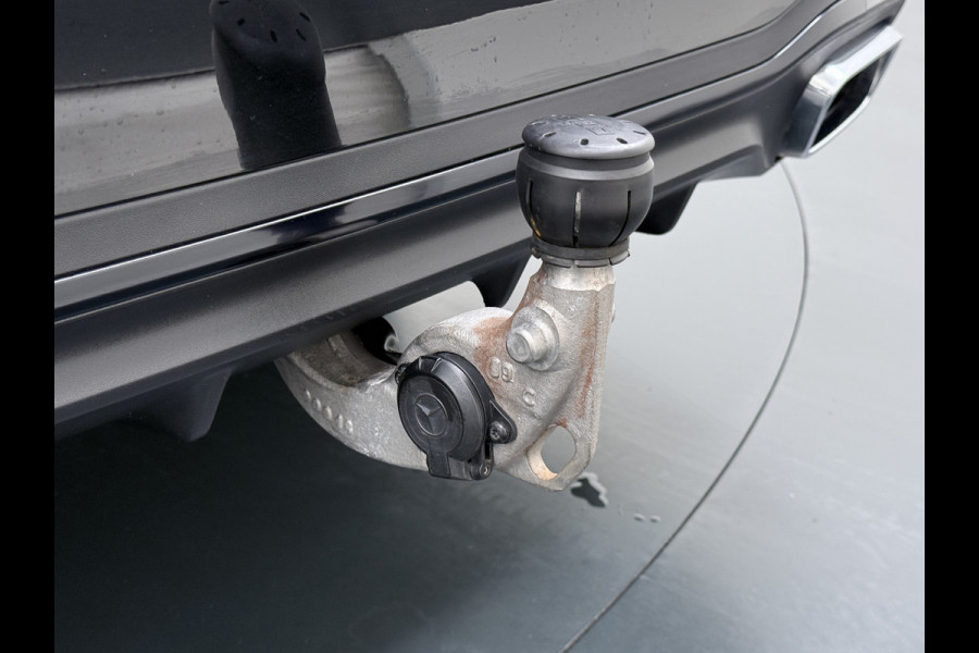 Mercedes-Benz C-Klasse 200 AMG // Panoramadak // Trekhaak // Carplay // Camera // Nightpakket // Alarm // 19 inch // Sfeerverlichting