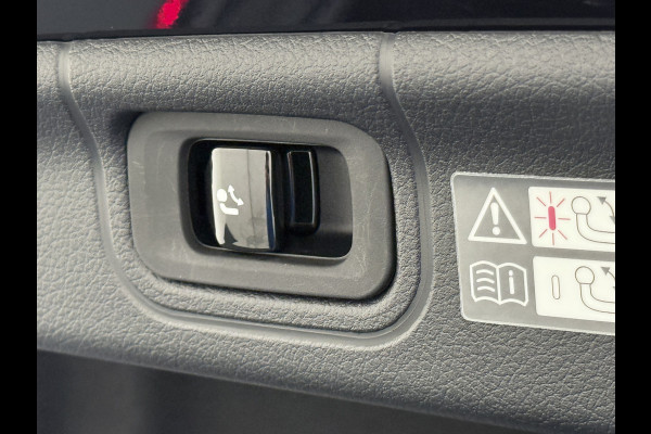 Mercedes-Benz C-Klasse 200 AMG // Panoramadak // Trekhaak // Carplay // Camera // Nightpakket // Alarm // 19 inch // Sfeerverlichting