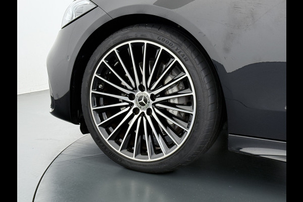 Mercedes-Benz C-Klasse 200 AMG // Panoramadak // Trekhaak // Carplay // Camera // Nightpakket // Alarm // 19 inch // Sfeerverlichting