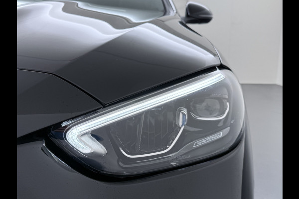 Mercedes-Benz C-Klasse 200 AMG // Panoramadak // Trekhaak // Carplay // Camera // Nightpakket // Alarm // 19 inch // Sfeerverlichting