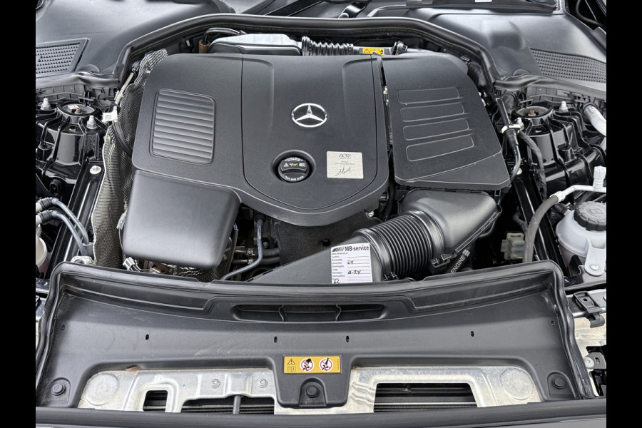 Mercedes-Benz C-Klasse 200 AMG // Panoramadak // Trekhaak // Carplay // Camera // Nightpakket // Alarm // 19 inch // Sfeerverlichting