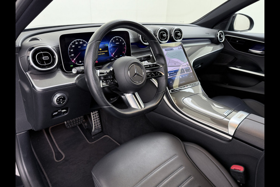 Mercedes-Benz C-Klasse 200 AMG // Panoramadak // Trekhaak // Carplay // Camera // Nightpakket // Alarm // 19 inch // Sfeerverlichting
