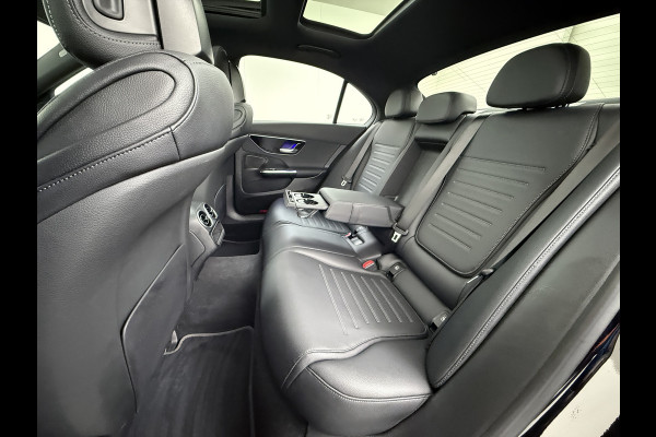 Mercedes-Benz C-Klasse 200 AMG // Panoramadak // Trekhaak // Carplay // Camera // Nightpakket // Alarm // 19 inch // Sfeerverlichting