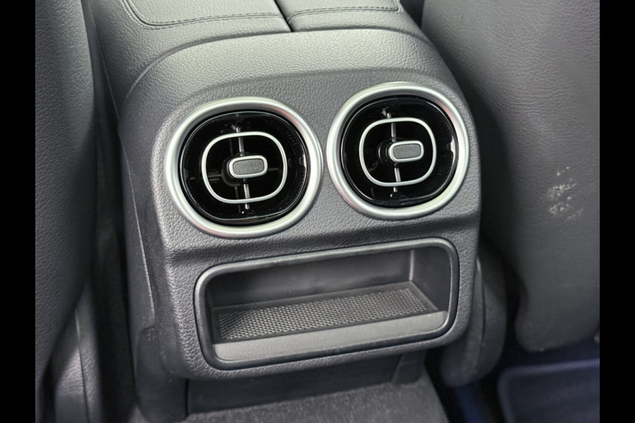 Mercedes-Benz C-Klasse 200 AMG // Panoramadak // Trekhaak // Carplay // Camera // Nightpakket // Alarm // 19 inch // Sfeerverlichting