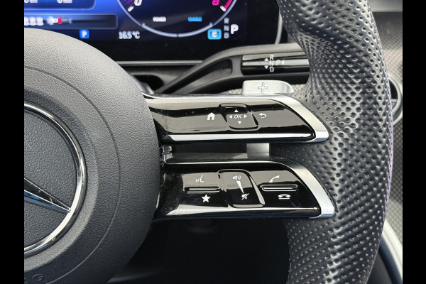 Mercedes-Benz C-Klasse 200 AMG // Panoramadak // Trekhaak // Carplay // Camera // Nightpakket // Alarm // 19 inch // Sfeerverlichting