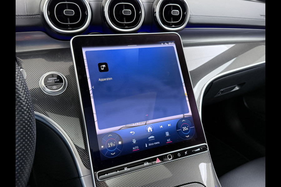 Mercedes-Benz C-Klasse 200 AMG // Panoramadak // Trekhaak // Carplay // Camera // Nightpakket // Alarm // 19 inch // Sfeerverlichting