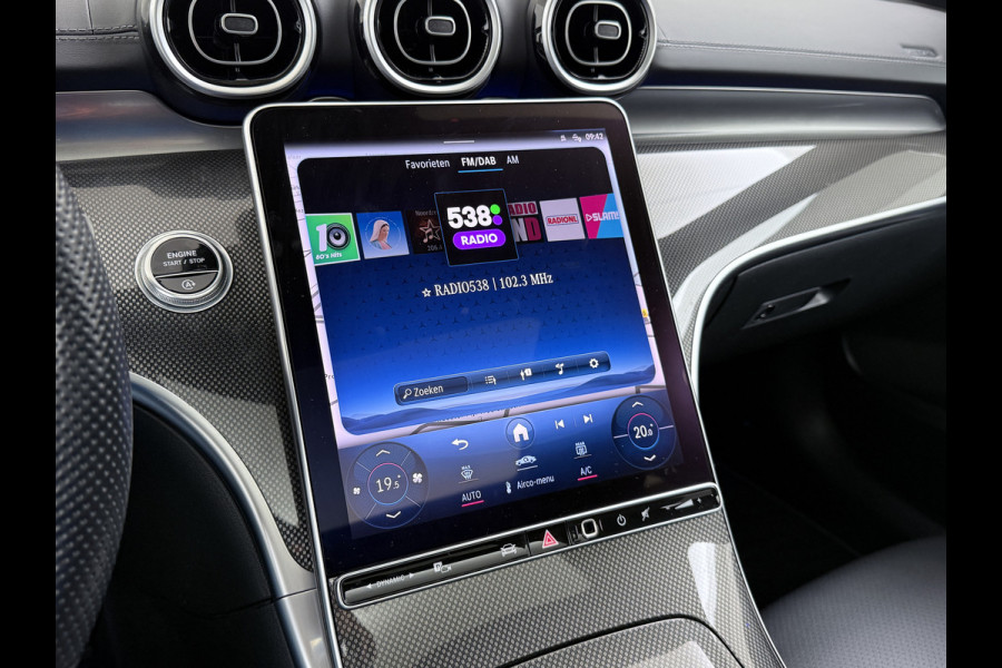 Mercedes-Benz C-Klasse 200 AMG // Panoramadak // Trekhaak // Carplay // Camera // Nightpakket // Alarm // 19 inch // Sfeerverlichting