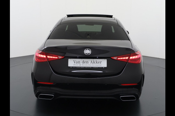 Mercedes-Benz C-Klasse 200 AMG // Panoramadak // Trekhaak // Carplay // Camera // Nightpakket // Alarm // 19 inch // Sfeerverlichting
