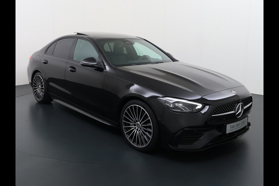 Mercedes-Benz C-Klasse 200 AMG // Panoramadak // Trekhaak // Carplay // Camera // Nightpakket // Alarm // 19 inch // Sfeerverlichting
