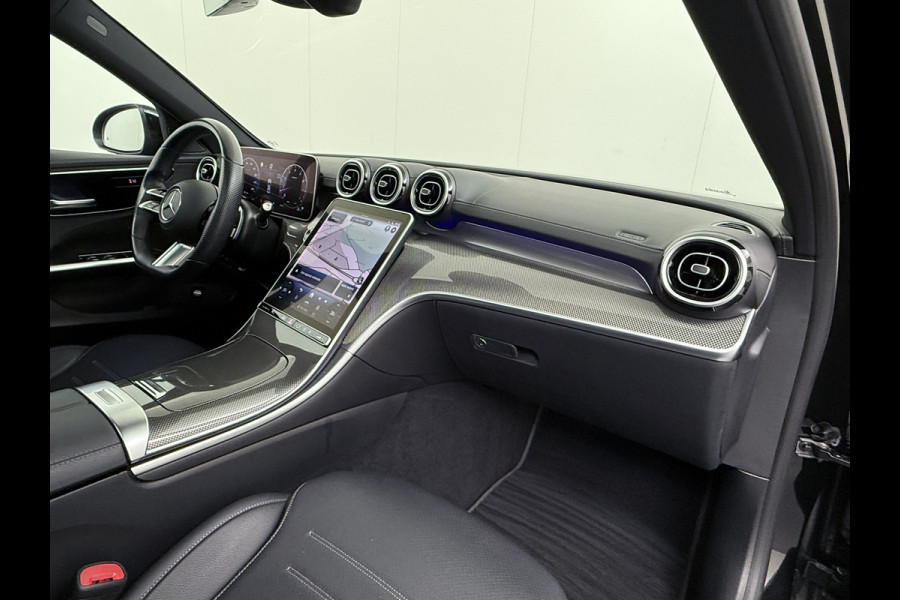 Mercedes-Benz C-Klasse 200 AMG // Panoramadak // Trekhaak // Carplay // Camera // Nightpakket // Alarm // 19 inch // Sfeerverlichting