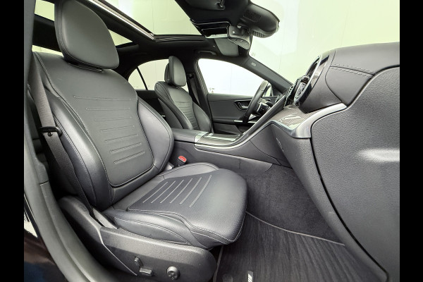 Mercedes-Benz C-Klasse 200 AMG // Panoramadak // Trekhaak // Carplay // Camera // Nightpakket // Alarm // 19 inch // Sfeerverlichting