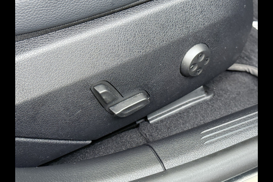 Mercedes-Benz C-Klasse 200 AMG // Panoramadak // Trekhaak // Carplay // Camera // Nightpakket // Alarm // 19 inch // Sfeerverlichting