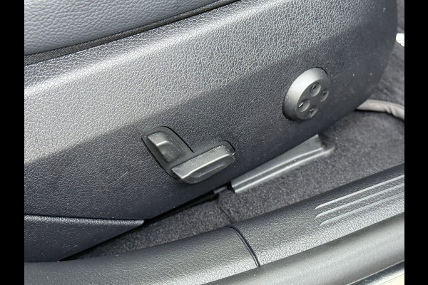 Mercedes-Benz C-Klasse 200 AMG // Panoramadak // Trekhaak // Carplay // Camera // Nightpakket // Alarm // 19 inch // Sfeerverlichting