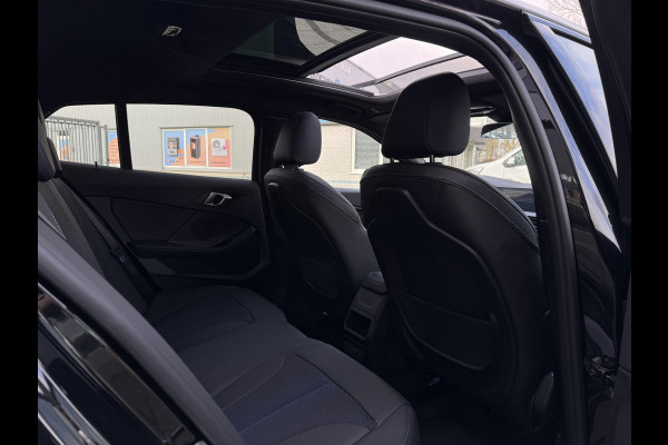 BMW 1-serie 118i Aut. M-Sport Edition | Panorama | Camera | Sport Stoelen | Sfeer Verlichting | Apple Carplay |