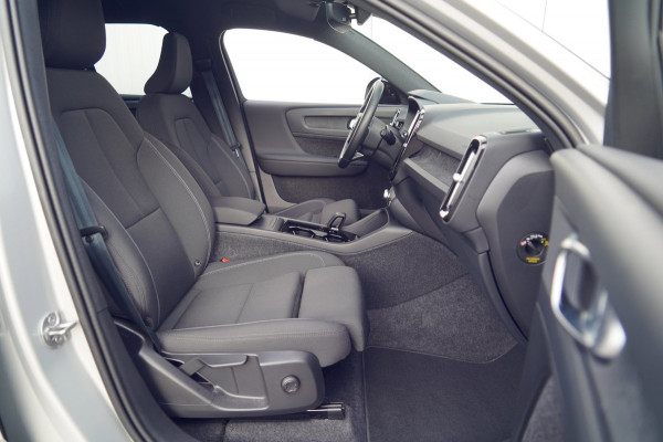 Volvo XC40 Single Motor Essential 69 kWh / 31dkm NAP / Elek. Trekhaak / Camera / Carplay / NL-Auto