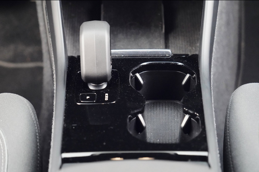 Volvo XC40 Single Motor Essential 69 kWh / 31dkm NAP / Elek. Trekhaak / Camera / Carplay / NL-Auto