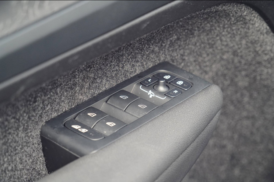 Volvo XC40 Single Motor Essential 69 kWh / 31dkm NAP / Elek. Trekhaak / Camera / Carplay / NL-Auto