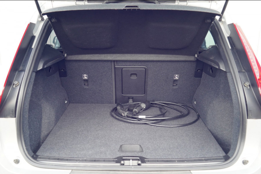 Volvo XC40 Single Motor Essential 69 kWh / 31dkm NAP / Elek. Trekhaak / Camera / Carplay / NL-Auto