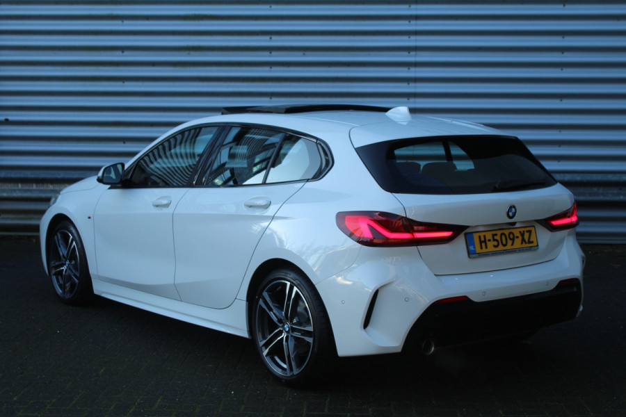 BMW 1-serie 118i 141pk High Executive Edition M-Sport AUTOMAAT Panoramadak NL-Auto NAP Clima Cruise Navi Camera Leder El. Klep 18"LMV