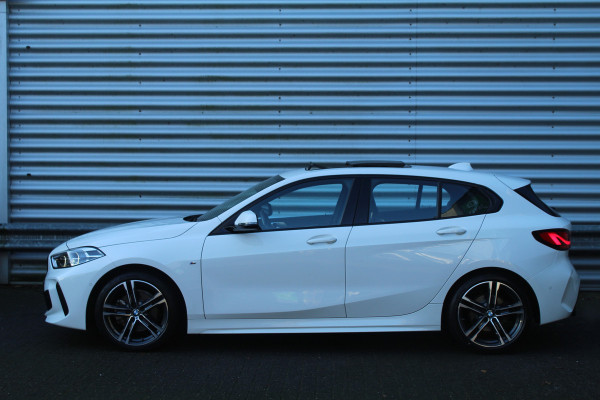 BMW 1-serie 118i 141pk High Executive Edition M-Sport AUTOMAAT Panoramadak NL-Auto NAP Clima Cruise Navi Camera Leder El. Klep 18"LMV