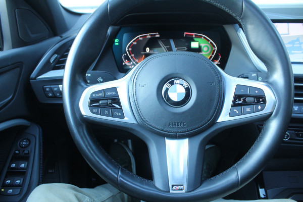 BMW 1-serie 118i 141pk High Executive Edition M-Sport AUTOMAAT Panoramadak NL-Auto NAP Clima Cruise Navi Camera Leder El. Klep 18"LMV