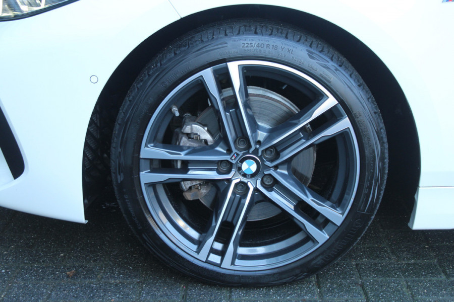 BMW 1-serie 118i 141pk High Executive Edition M-Sport AUTOMAAT Panoramadak NL-Auto NAP Clima Cruise Navi Camera Leder El. Klep 18"LMV