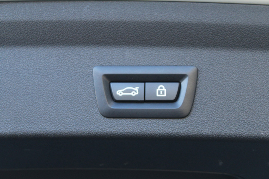 BMW 1-serie 118i 141pk High Executive Edition M-Sport AUTOMAAT Panoramadak NL-Auto NAP Clima Cruise Navi Camera Leder El. Klep 18"LMV