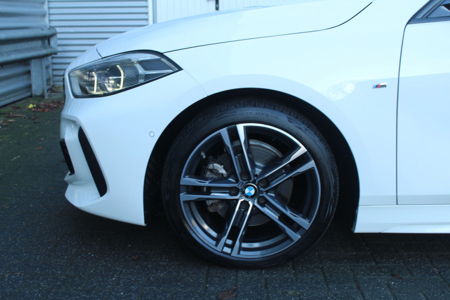 BMW 1-serie 118i 141pk High Executive Edition M-Sport AUTOMAAT Panoramadak NL-Auto NAP Clima Cruise Navi Camera Leder El. Klep 18"LMV