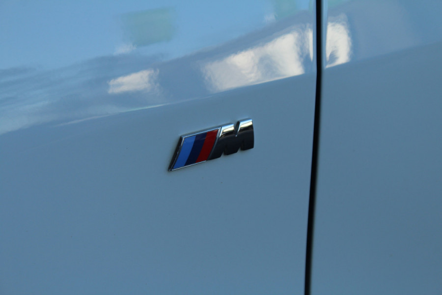BMW 1-serie 118i 141pk High Executive Edition M-Sport AUTOMAAT Panoramadak NL-Auto NAP Clima Cruise Navi Camera Leder El. Klep 18"LMV