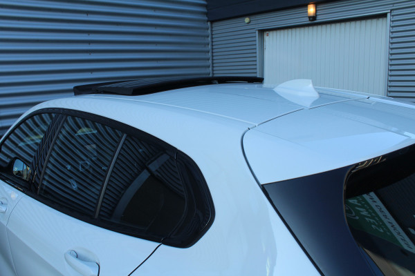 BMW 1-serie 118i 141pk High Executive Edition M-Sport AUTOMAAT Panoramadak NL-Auto NAP Clima Cruise Navi Camera Leder El. Klep 18"LMV