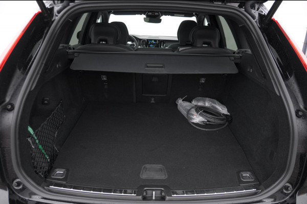 Volvo XC60 T6 350PK Automaat AWD Plus Black Edition Panoramadak/ Elektrisch bedienbare voorstoelen met geheugen/ Stoelverwarming/ Stuurverwarming/ Harman Kardon audio/ 360 Camera/