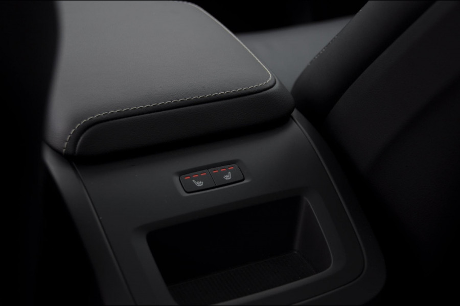 Volvo XC60 T6 350PK Automaat AWD Plus Black Edition Panoramadak/ Elektrisch bedienbare voorstoelen met geheugen/ Stoelverwarming/ Stuurverwarming/ Harman Kardon audio/ 360 Camera/