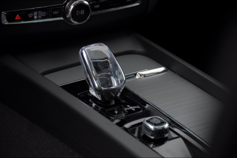 Volvo XC60 T6 350PK Automaat AWD Plus Black Edition Panoramadak/ Elektrisch bedienbare voorstoelen met geheugen/ Stoelverwarming/ Stuurverwarming/ Harman Kardon audio/ 360 Camera/