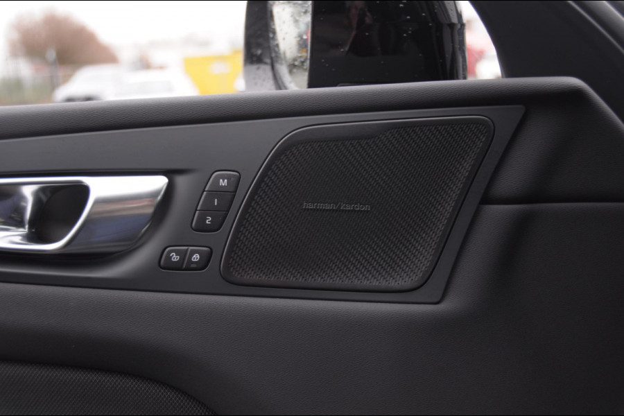 Volvo XC60 T6 350PK Automaat AWD Plus Black Edition Panoramadak/ Elektrisch bedienbare voorstoelen met geheugen/ Stoelverwarming/ Stuurverwarming/ Harman Kardon audio/ 360 Camera/